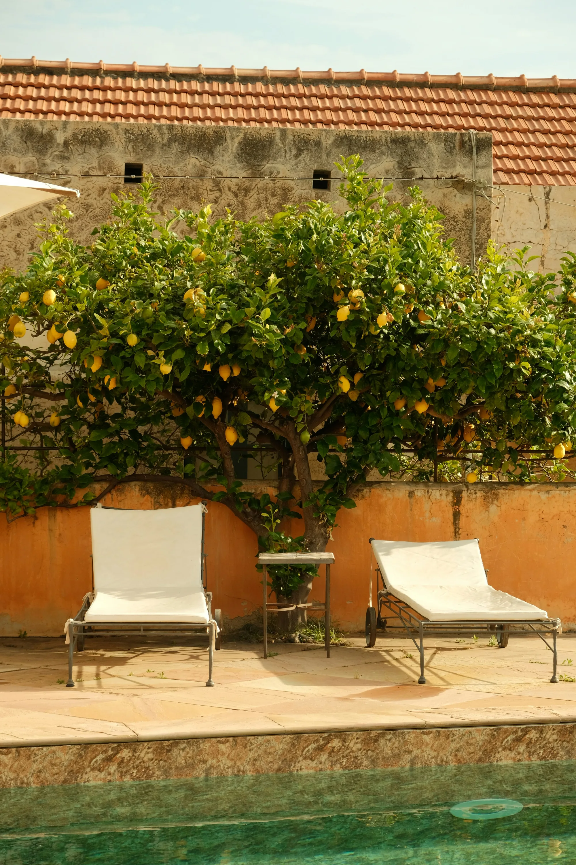 Tijdelijke sfeerfoto van een zwembad in mediterrane stijl